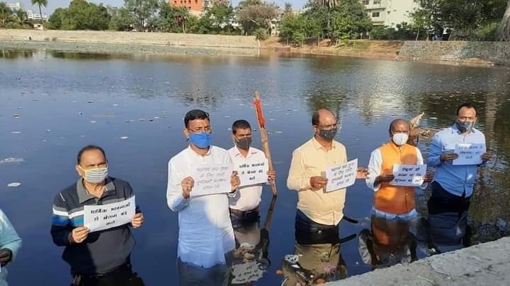 झारखंड सरकार द्वारा छठ पूजा को लेकर जारी किए गए गाइडलाइन का विरोध, सांसद-विधायकों ने तालाब में उतर कर जताया विरोध