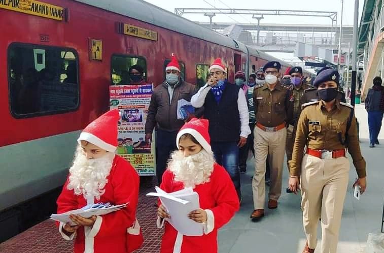 भागलपुर जंक्शन पर सांता क्लॉज ने बांटे मास्क, चॉकलेट और जागरूकता पर्चा