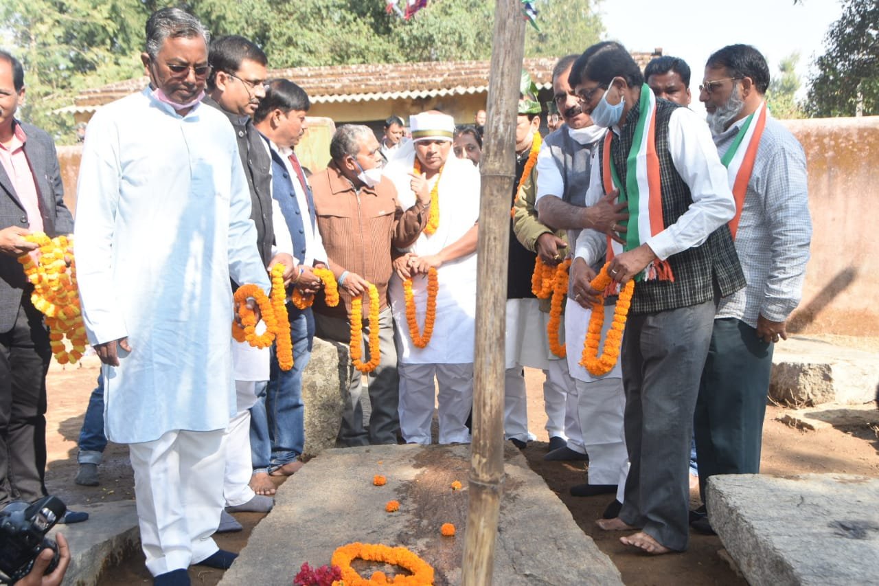 क्रांति का नाम था जयपाल सिंह मुंडा: बादल कांग्रेसी मंत्रियों ने गांव जाकर दी श्रद्धांजलि